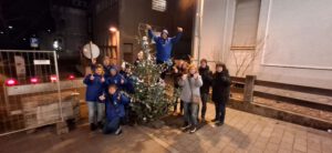 Mehr über den Artikel erfahren Baum schmücken beim Eislinger Weihnachtsmarkt