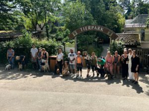 Mehr über den Artikel erfahren Welpenkurs zu Besuch im Tierpark Göppingen